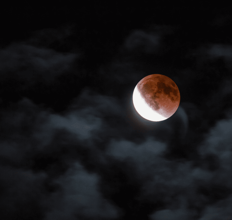 En la imagen se muestra la luna en eclipse total