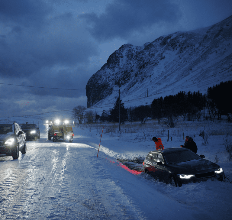 En la imagen se muestra un accidente automovilístico en una tormenta de nieve