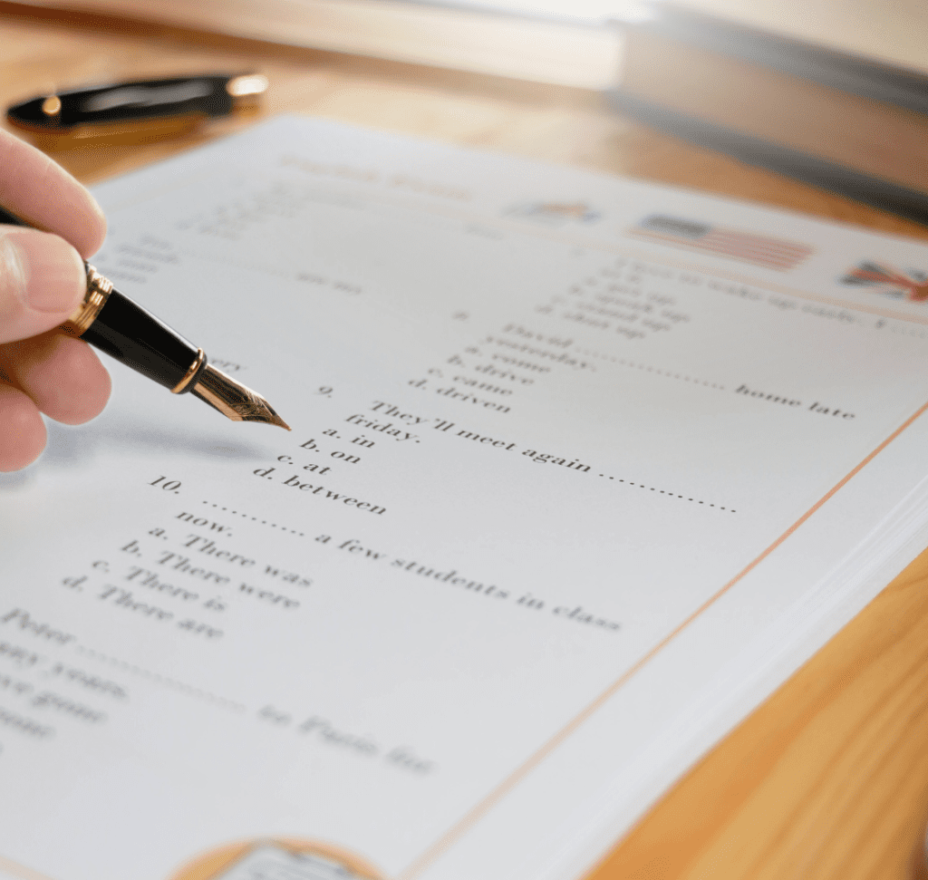 En la imagen se muestra una persona tomando un examen de inglés