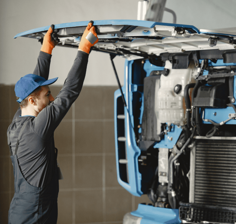 En la imagen se muestra un camionero con un camión