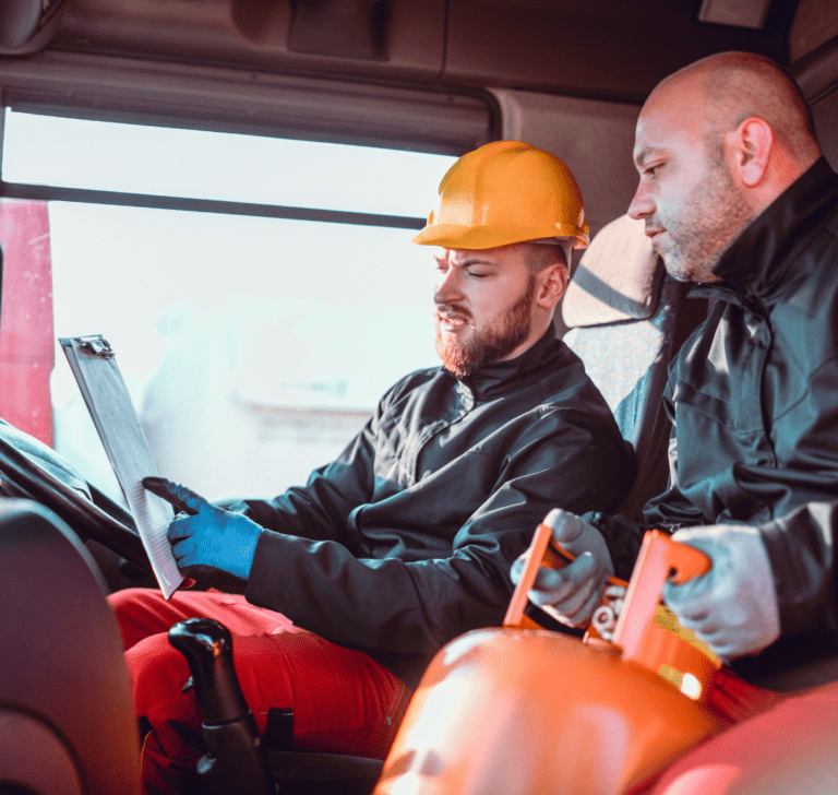 En la imagen se muestran dos camioneros