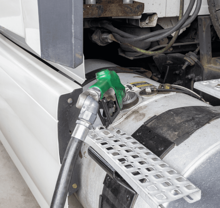 En la imagen se muestra un camión cargando combustible