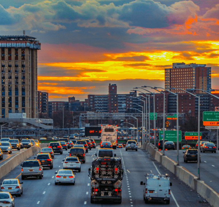 En la imagen se muestra el tráfico de una ciudad