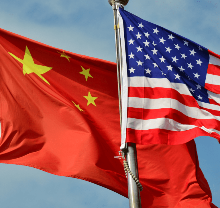 En la imagen se muestran las banderas de China y Estados Unidos
