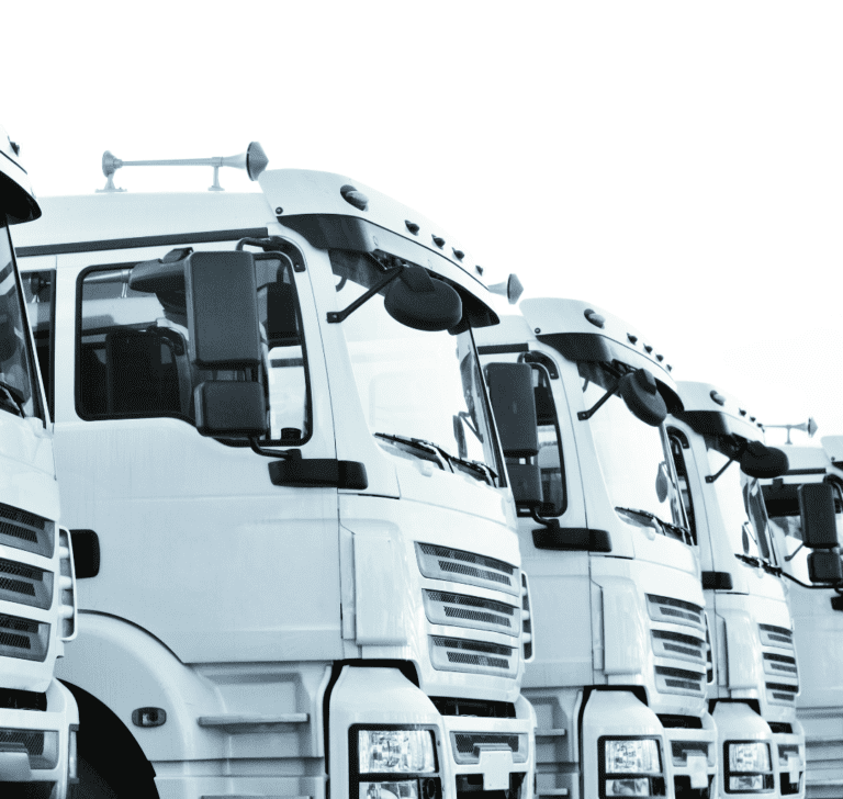 En la imagen se muestra una hilera de camiones