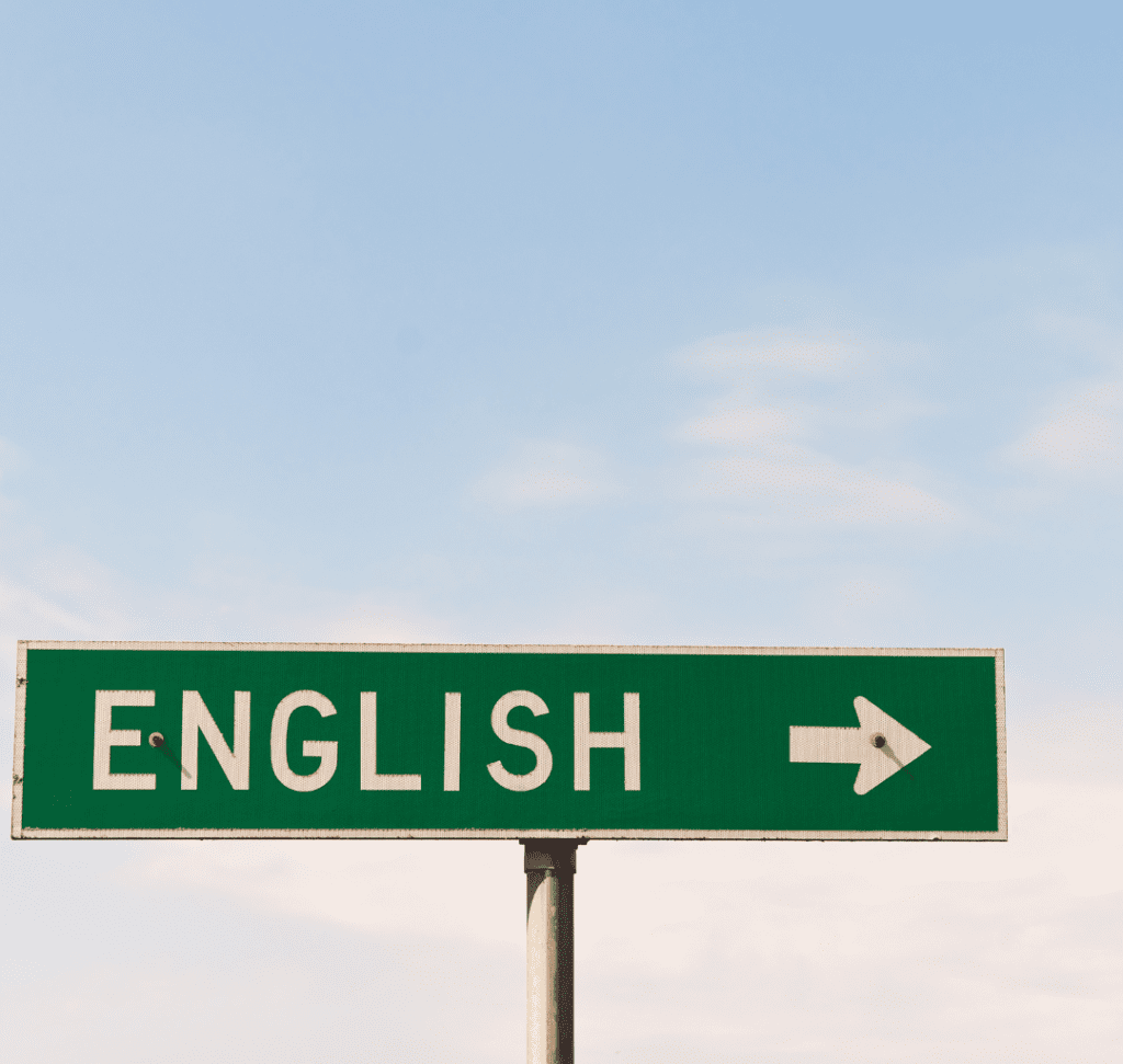 En la imagen se muestran señales de tráfico en inglés