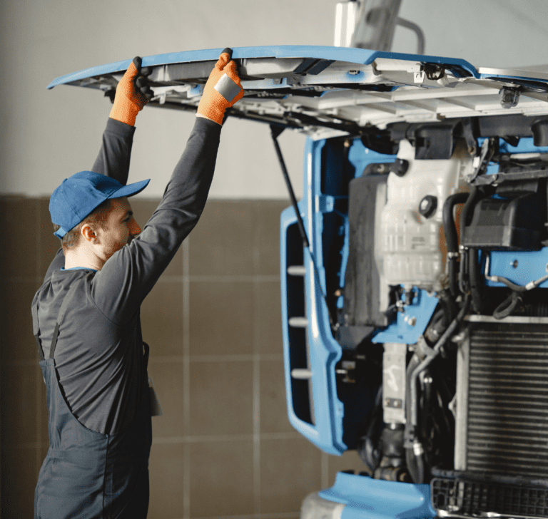 En la imagen se muestra un hombre inspeccionando un camión