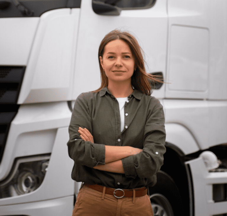 En la imagen se muestra un camionero feliz