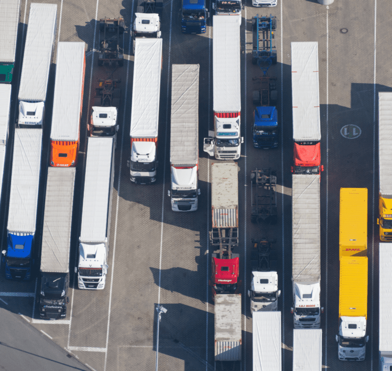 En la imagen se muestran camiones estacionados