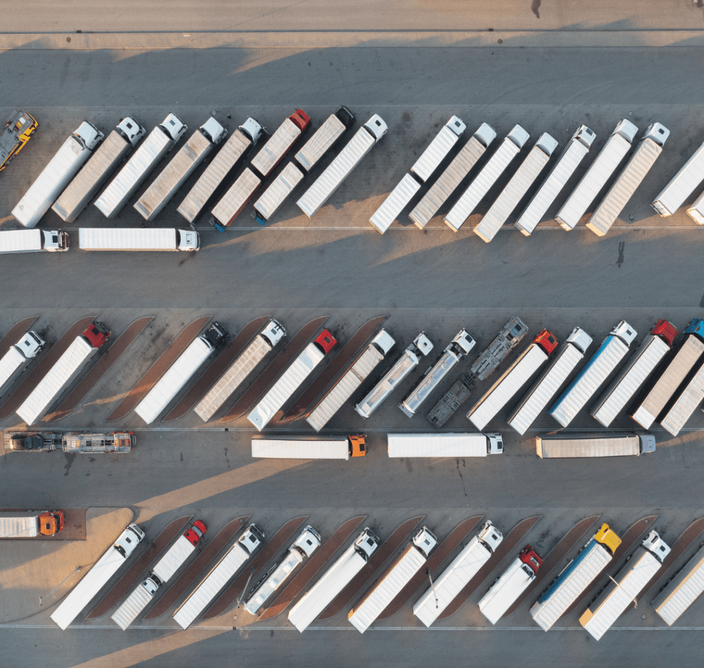 En la imagen se muestran camiones estacionados