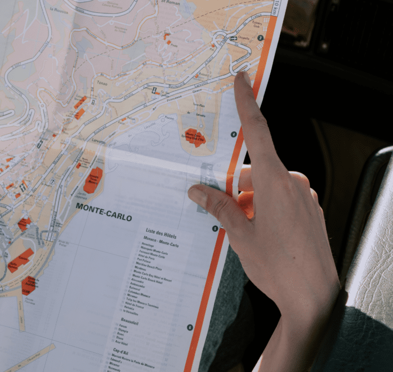 En la imagen se muestra una persona leyendo un mapa