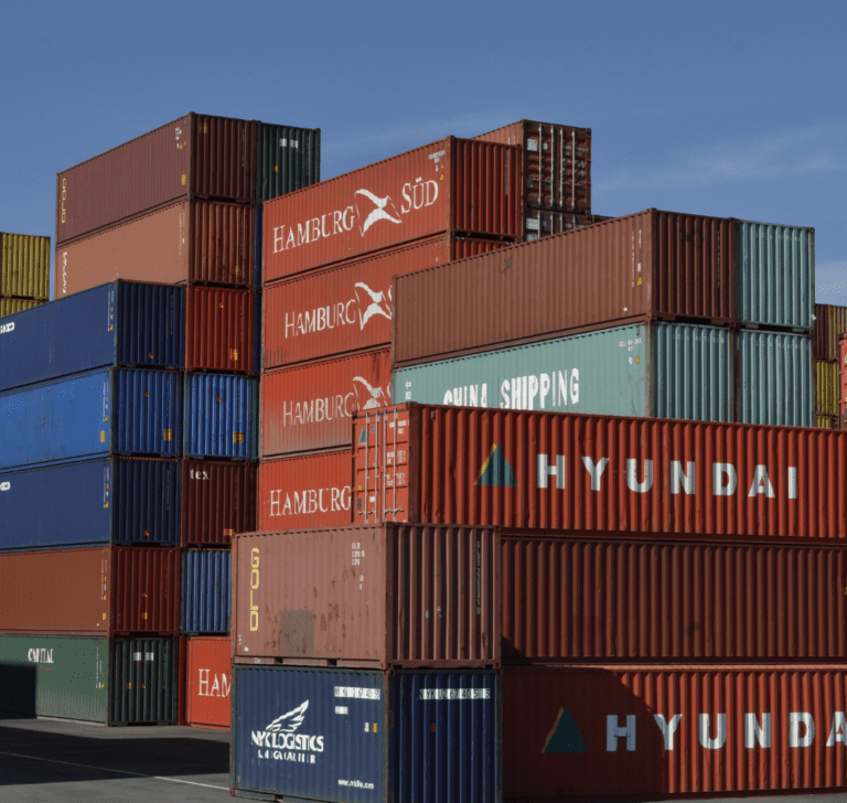 En la imagen se muestran cajas de camiones