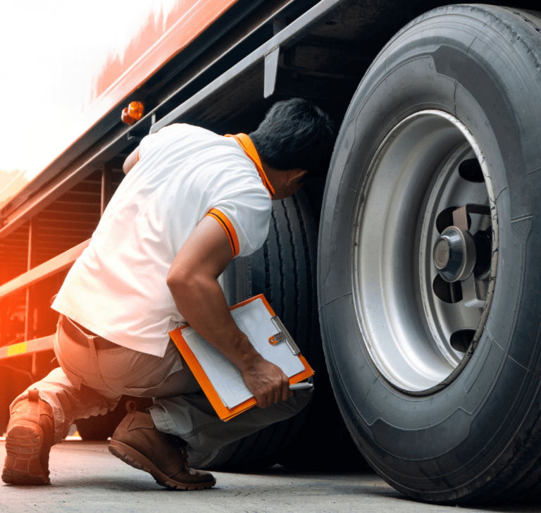 En la imagen se muestra un hombre inspeccionando un camión