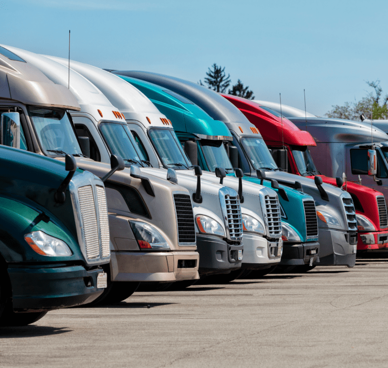 En la imagen se muestran camiones estacionados