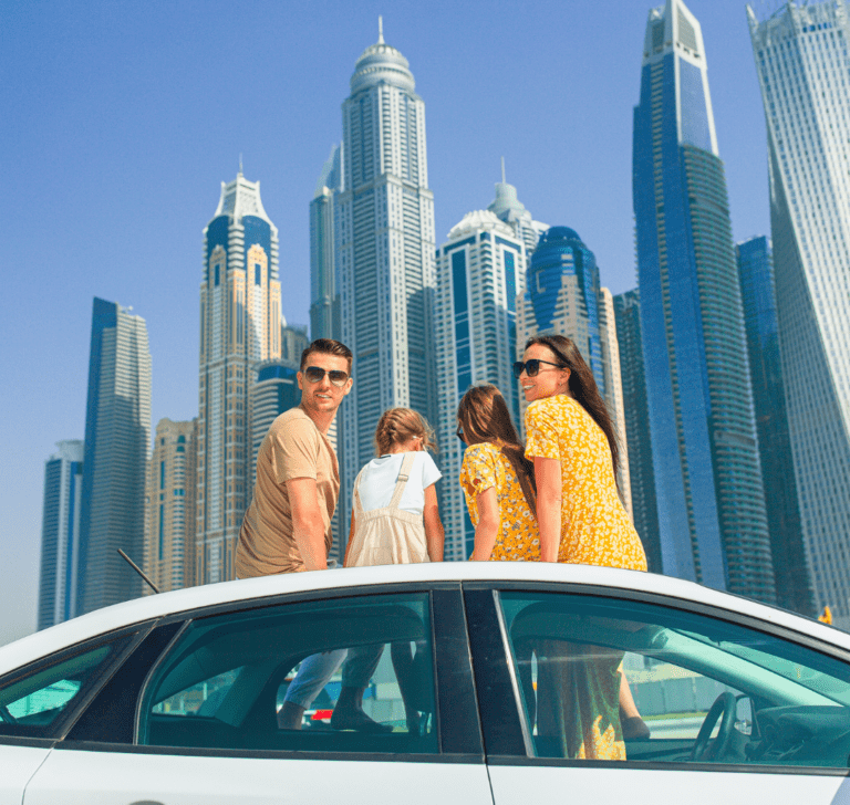 En la imagen se muestra una familia en un vehículo