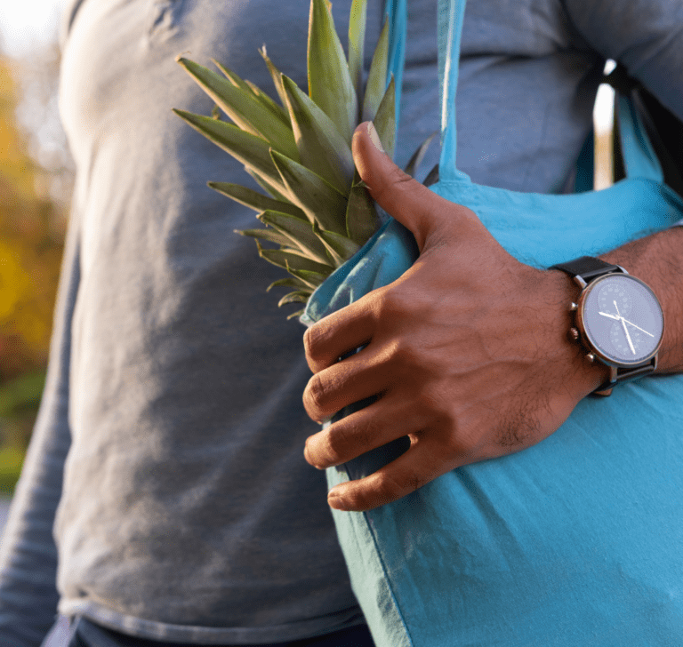 En la imagen se muestra un hombre con una bolsa reutilizable