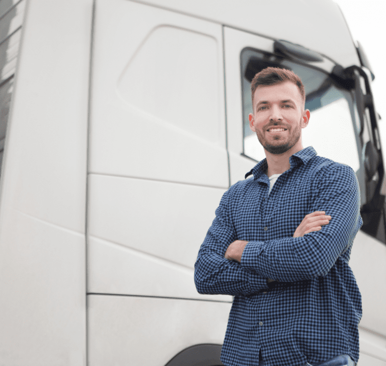 En la imagen se muestra un camionero frente a un camión