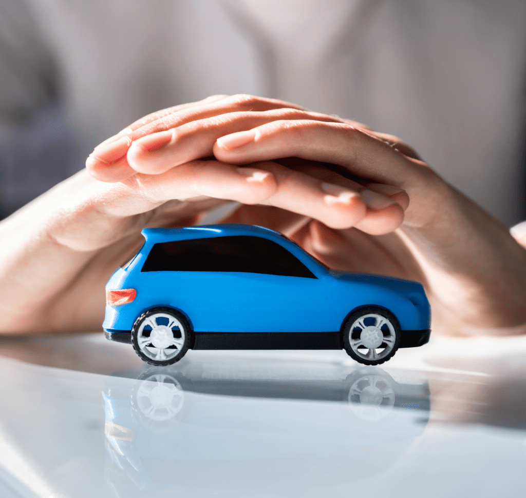 En la imagen se muestran unas manos protegiendo un vehículo de juguete