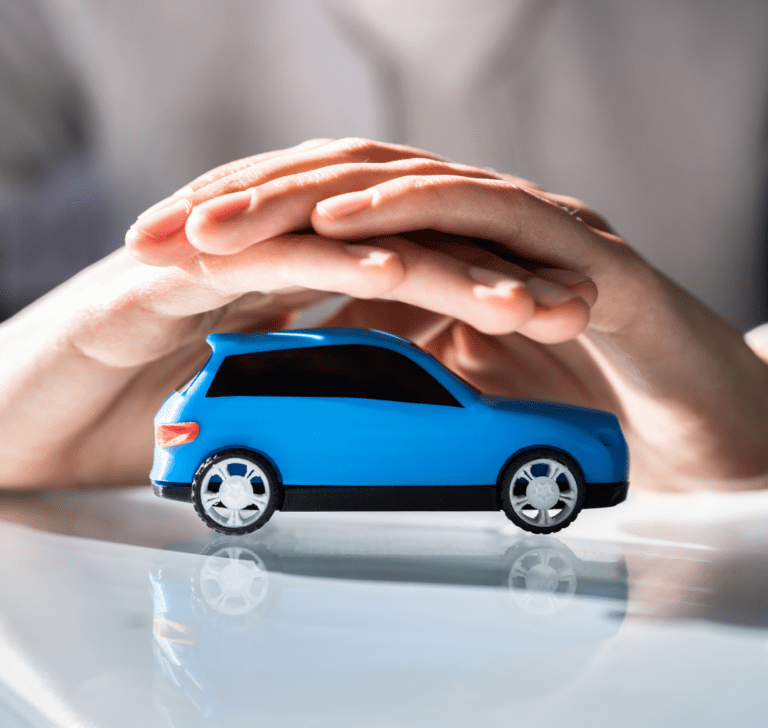 En la imagen se muestran unas manos protegiendo un vehículo de juguete