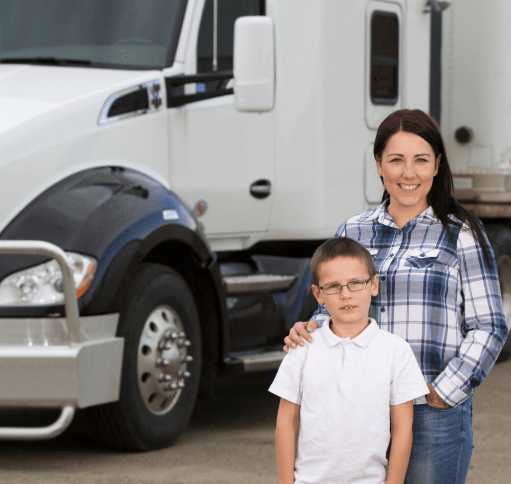 En la imagen se muestra una mujer camionera con su hijo