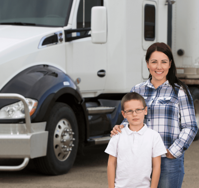 En la imagen se muestra una mujer camionera con su hijo