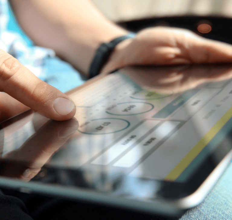 En la imagen se muestra una persona utilizando un dispositivo electrónico