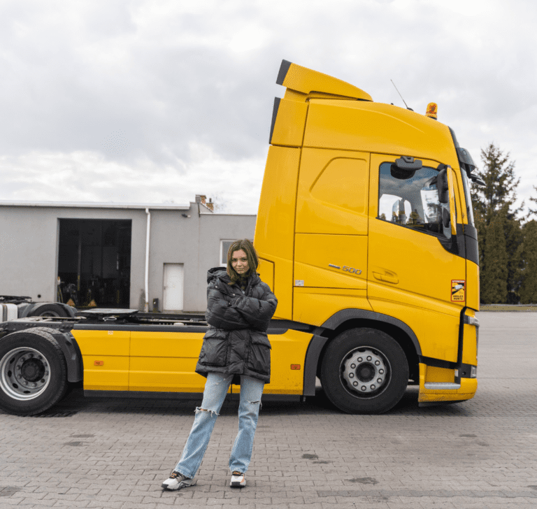 En la imagen se muestra una camionera joven