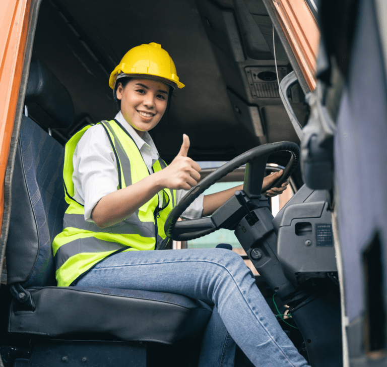En la imagen se muestra una camionera feliz