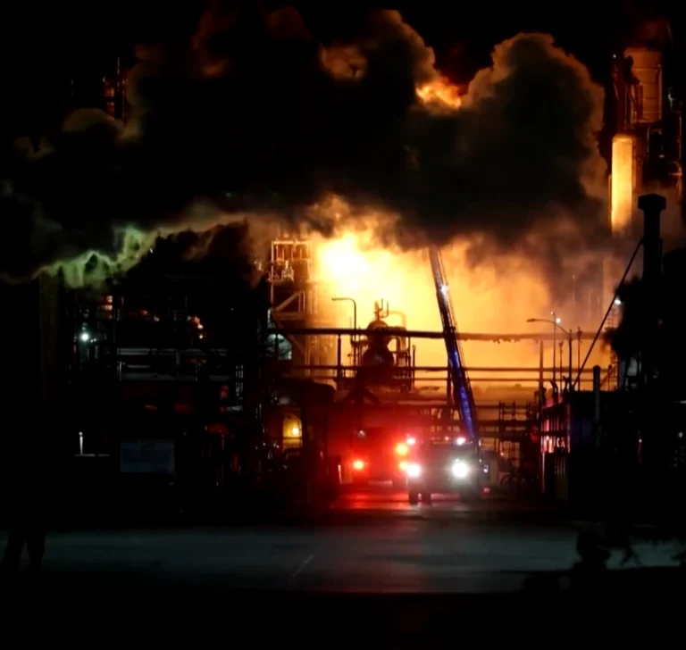 Incendio en refinería Chevron despierta preocupaciones sobre la seguridad y el precio del combustible