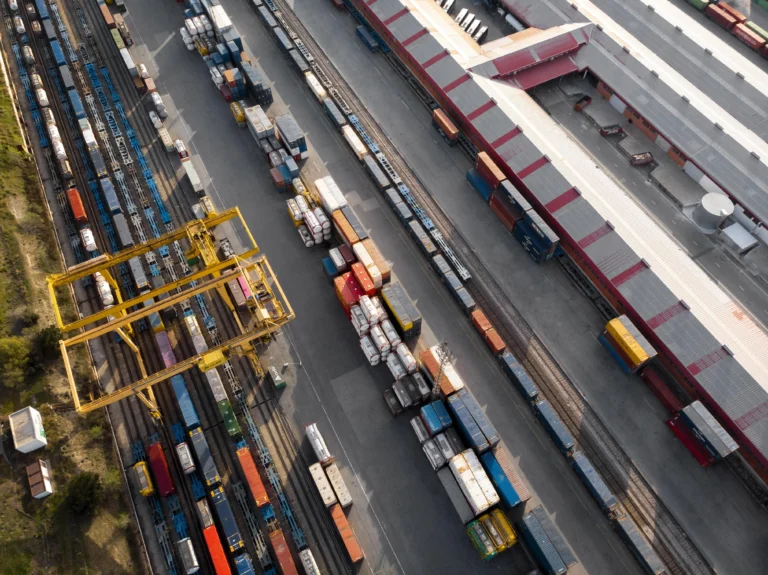 La carga transfronterizo en América del Norte disminuyó un 2.5% en agosto de 2025