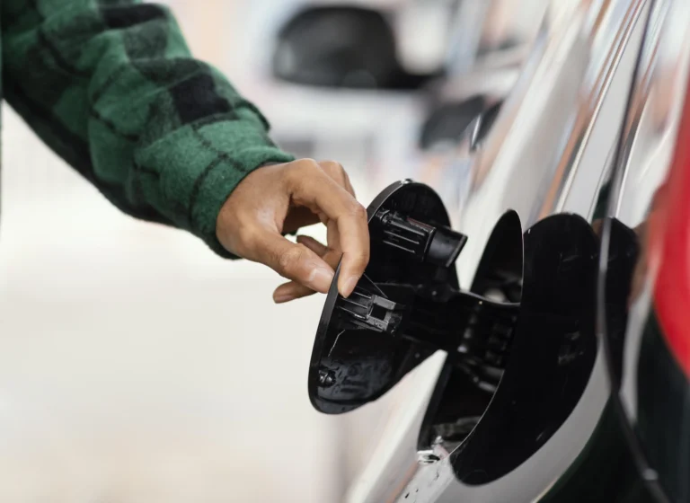 Los precios de la gasolina alcanzan su nivel más bajo durante la temporada navideña