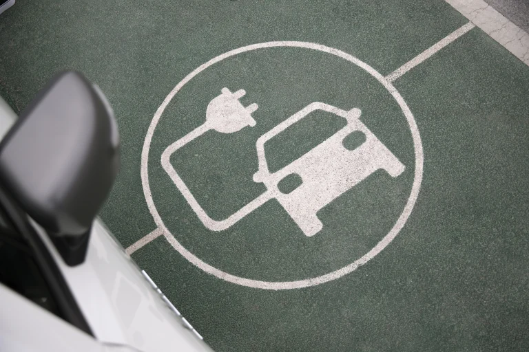 Buy America: los cargadores para vehículos eléctricos deberán ser 100% nacionales