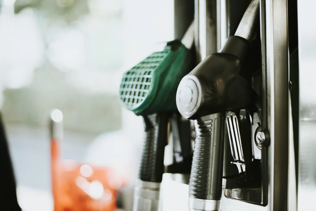 Precios del combustible en alza afectan a conductores y camioneros