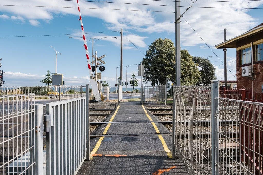 Breves: seguridad en cruces ferroviarios, camiones autónomos en California y legislaciones de CDL