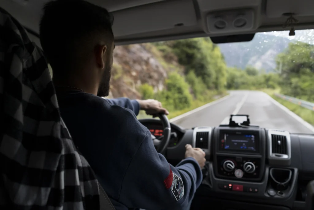 La playlist perfecta de carretera para camioneros en junio