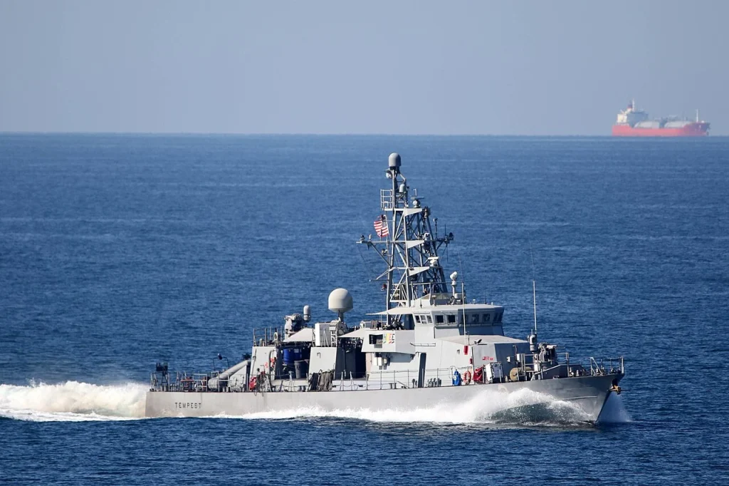 Navieras reevalúan tránsito por el estrecho de Ormuz ante aumento de riesgos de seguridad